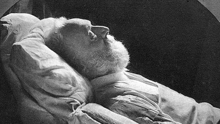 Victor Hugo sur son lit de mort photographié par Nadar
 (Nadar/Mary Evans/Rue des Archives)