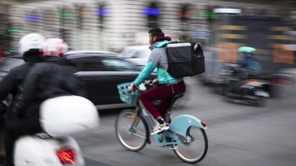 Paris, 29 ocotbre 2019. Un coursier sur un vélib à assistance électrique. La mobilité bas carbone au coeur des élections municipales.&nbsp; (MAXPPP)