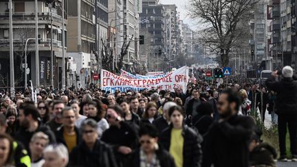 A Théssalonique (Grèce), le 28 février 2024, des manifestants marchent en hommage aux victimes de la catastrophe ferroviaire de février 2023. (SAKIS MITROLIDIS / AFP)