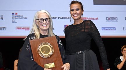 La remise du Prix Lumière à Jane Campion par Julia Ducournau à Lyon (Rhône) le 15 octobre 2021 (ST?PHANE GUIOCHON / MAXPPP)