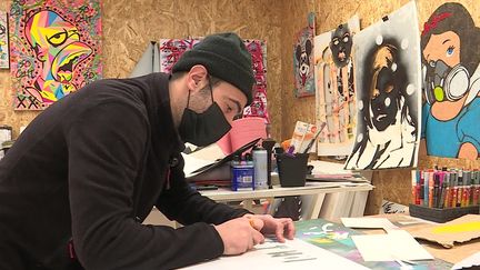 L'artiste Karsenty dans son atelier au Havre.&nbsp; (FRANCEINFO)