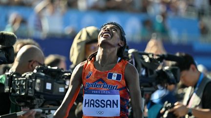 La Néerlandaise Sifan Hassan a remporté le marathon féminin des Jeux olympiques de Paris, le 11 août 2024, sur l'Esplanade des Invalides. (ANDREJ ISAKOVIC / AFP)