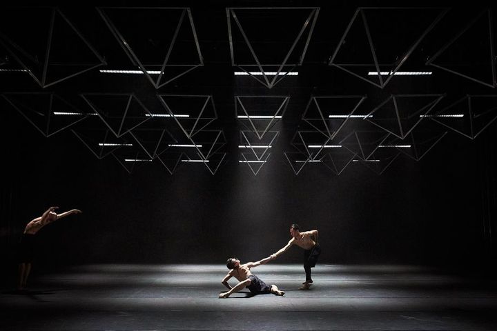 "Autobiography" du chorégraphe britannique Wayne McGregor au Festival d'Avignon 2019. (© Christophe Raynaud de Lage)