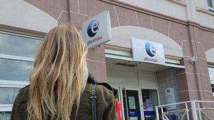 Une jeune femme devant une agence Pôle emploi à Forbach (Moselle). (PHILIPPE RIEDINGER / MAXPPP)