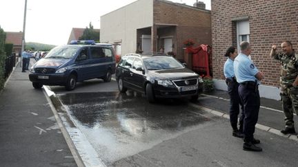 La maison de Villers-au-Tertre, encerclée par des policiers (nord) (AFP/DENIS CHARLET)