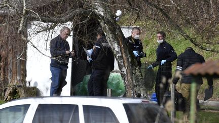 Des experts de la gendarmerie dans un jardin près de Domessin (Savoie), commune où se trouve le domicile de Nordahl Lelandais. (PHILIPPE DESMAZES / AFP)