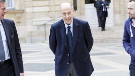 Charles Pasqua dans le parc du S&eacute;nat, &agrave; Paris.&nbsp; (MAXPPP)