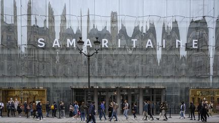 Des passants devant le magasin La Samaritaine&nbsp;peu après sa réouverture, à Paris, le 26 juin 2021. (MAXPPP)