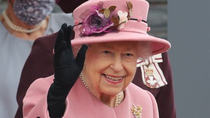 La reine Elizabeth II, ci-contre à Cardiff, le 14 octobre 2021. Photo d'illustration. (GEOFF CADDICK / AFP)