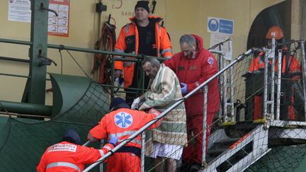 Un homme bless&eacute; est pris en charge par les &eacute;quipes de secours, &agrave; bord du Spirit of Piraeus,&nbsp;un cargo venu en aide aux passagers du Norman Atlantic. (REUTERS)