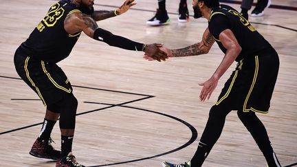 LeBron James et Anthony Davis célèbrent leur victoire dans le match 2 contre Houston. (DOUGLAS P. DEFELICE / GETTY IMAGES NORTH AMERICA)