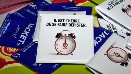 Un emballage de préservatif incite au dépistage des infections sexuelles transmissibles (IST), lors de la journée mondiale de lutte contre le Sida à Nancy (Meurthe-et-Moselle) le 1er décembre 2019. (CEDRIC JACQUOT / MAXPPP)