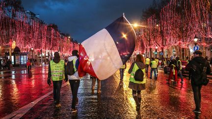 Des "gilets jaunes" se sont donné rendez-vous sur les Champs-Élysées pour le Nouvel An. (ZAKARIA ABDELKAFI / AFP)