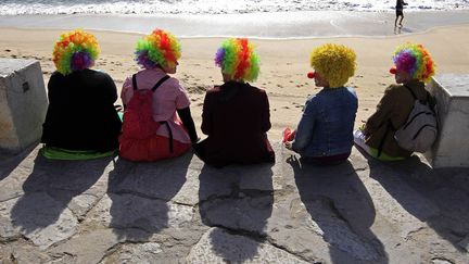 Des carnavaliers attendent le d&eacute;but du d&eacute;fil&eacute; des clowns sur la plage de Sesimbra (Portugal), le 11 f&eacute;vrier 2013. (JOSE MANUEL RIBEIRO / REUTERS)