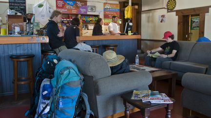 Des jeunes routards attendent &agrave; la r&eacute;ception d'une auberge de jeunesse en Tasmanie (Australie).&nbsp; (GRANT DIXON / LONELY PLANET IMAGES / GETTY IMAGES )