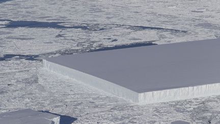 Un iceberg tabulaire a été repéré et photographié lors d'un vol de l'opération IceBridge de la Nasa, le 16 octobre 2018. (NASA / AFP)