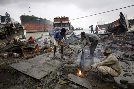 Ouvriers bangladais sur un chantier de démantèlement de navires, le 19 août 2009, à Chittagong, premier port du Bangladesh, dans le sud-est du pays. Une activité que décrit Tahmima Anam dans «Les vaisseaux frères». (REUTERS - Andrew Biraj)