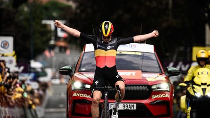 Lotte Kopecky au moment de franchir la ligne d'arrivée de la 1ère étape du Tour de France, à Clermont-Ferrand, le 23 juillet 2023. (JEFF PACHOUD / AFP)