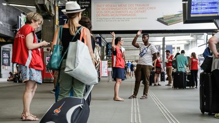 Des voyageurs à la gare Montparnasse, le 30 juillet 2018.&nbsp; (THOMAS SAMSON / AFP)