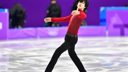 Le Sud-Coréen Junhwan Cha est le plus jeune patineur de la compétition masculine qui débute ce vendredi.  (MLADEN ANTONOV / AFP)