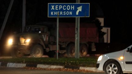 Un panneau de signalisation annonce la ville de Kherson, dans le sud-est de l'Ukraine, le 19 octobre 2022.&nbsp; (AFP)