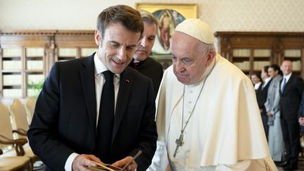 Emmanuel Macron et le pape François, le 24 octobre 2022, lors d’une visite au Vatican. (VATICAN MEDIA / IPA-AGENCY.NET / MAXPPP)