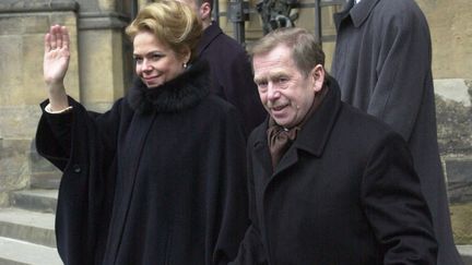 Vaclav Havel et sa femme&nbsp;Dagmar Havlova &agrave; Prague le 2 f&eacute;vrier 2003, jour o&ugrave; Havel quitte d&eacute;finitivement la pr&eacute;sidence de la R&eacute;publique tch&egrave;que, apr&egrave;s avoir &eacute;t&eacute; &agrave; la t&ecirc;te du pays pendant treize ann&eacute;es. (JAN TRESTIK /&nbsp;AFP PHOTO)