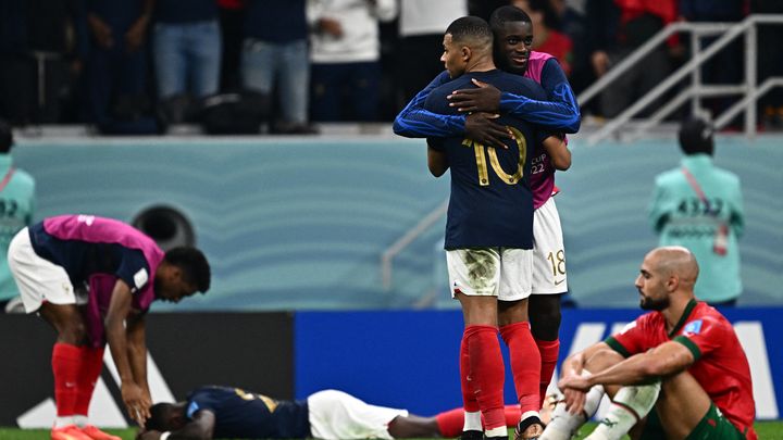 Dayot Upamecano enlace Kylian Mbappé, le 14 décembre 2022, à Al-Khor (Qatar), après la victoire de la France contre le Maroc. (GABRIEL BOUYS / AFP)