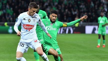 Mahdi Camara et Pierrick Capelle au duel lors de la 11e journée de Ligue 1 entre Saint-Etienne et Angers, le vendredi 22 octobre 2021 à Geoffroy-Guichard. (PHILIPPE DESMAZES / AFP)