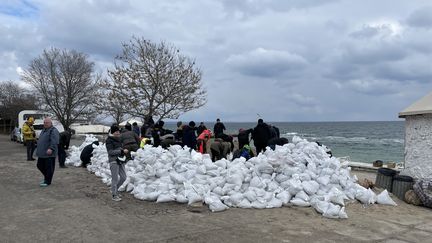 Odessa, Ukraine, début mars 2022. Un&nbsp;des points où les volontaires remplissent des sacs de sable prélevé sur la plage pour assurer les fortifications de la ville.&nbsp;&nbsp; (MARC GARVENES / RADIO FRANCE)