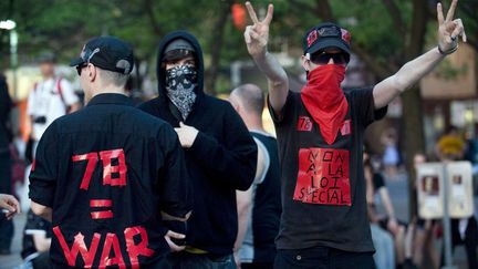 Des manifestants d&eacute;filent dans Montr&eacute;al contre la hausse des frais de scolarit&eacute;, le 20 mai 2012.&nbsp; (GRAHAM HUGHES / SIPA)