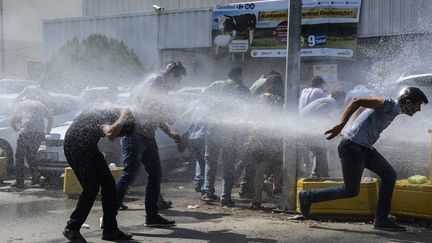 La police turque repousse au canon à eau une manifestation d'enseignants le 11 septembre 2016 à&nbsp;Diyarbakir  (ILYAS AKENGIN / AFP)