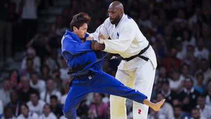 Teddy Riner fait face à Lee-Joon-Hwan en quarts de finale de la compétition de judo par équipes mixtes aux JO de Paris, le samedi 3 juillet 2024. (MUSTAFA CIFTCI / ANADOLU)