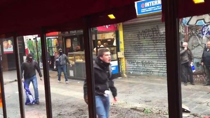 Capture d'&eacute;cran d'une vid&eacute;o, post&eacute;e sur Twitter, montrant des hommes, dont l'un porte un drapeau aux couleurs du Sporting Club de Bastia, jeter des projectiles sur les forces de l'ordre dans le quartier des Halles, &agrave; Paris, le 11 avril 2015. (@ALIMIGNON_)