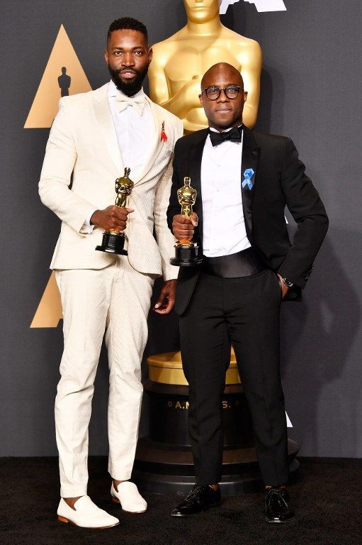 Barry  Jenkins (D) et Tarell Alvin McCraney (G) avec leur Oscar de la Meilleure adaptation (2017)
 (Frazer Harrison / GETTY IMAGES NORTH AMERICA / AFP)