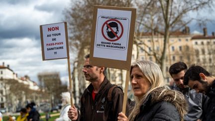 Une manifestation anti-masque, le 13 mars 2021 à Lyon (Rhône). (NICOLAS LIPONNE / HANS LUCAS / AFP)