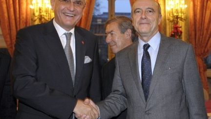 Alain Juppe (d) et Volkan Bozkir avant leur entrevue à Paris, le 20  décembre 2011. (AFP - BERTRAND GUAY)