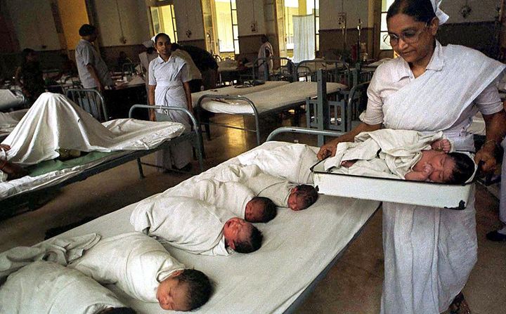 Maternité de Calcutta. Dans l'Etat indien du Bengale-Occidental, on compte 115 garçons pour 100 filles à la naissance.  (HAKALYAN CHOWDHURY / AFP)