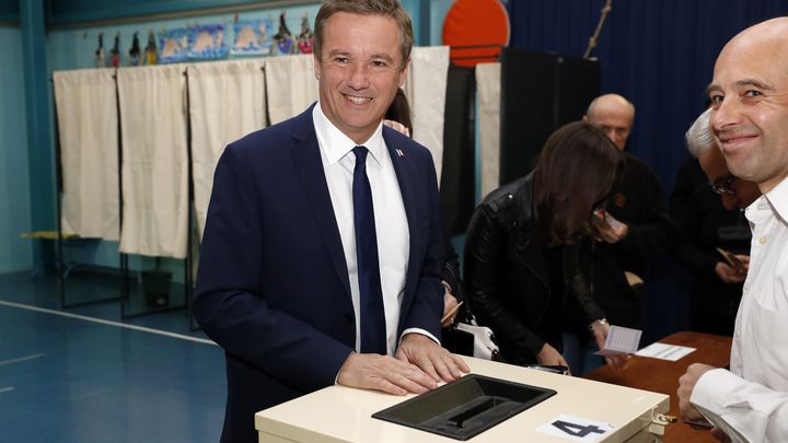 Nicolas Dupont-Aignan vote dans sa ville de Yerres (Essonne), dimanche 23 avril 2017. (PATRICK KOVARIK / AFP)