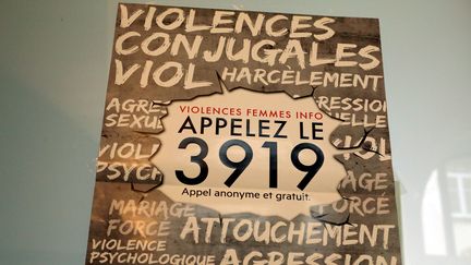 Une affiche pour le numéro de téléphone 3919&nbsp;destiné aux femmes victimes de violences, à Thionville le 3 janvier 2018 (photo d'illustration). (JULIO PELAEZ / MAXPPP)