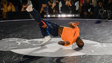 Le breaker Danis Civil, alias Dany Dann, lors des quarts de finale du Red Bull BC One, à Paris, le 21 octobre 2023. (MARTIN LELIEVRE / AFP)