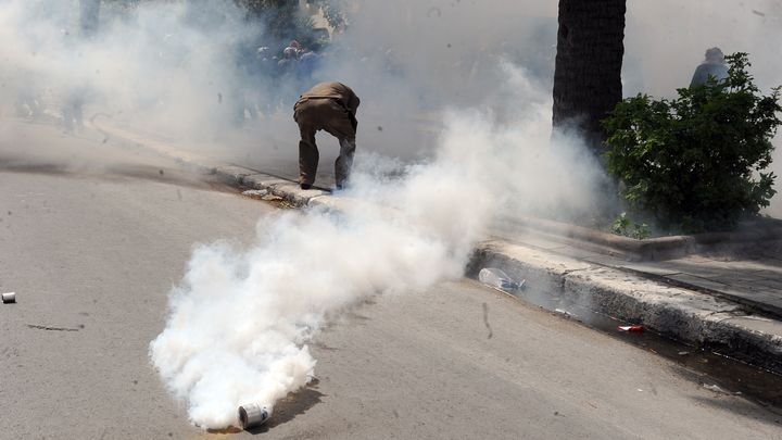 Un manifestant dans les rues de Tunis (Tunisie), le 9 avril 2012. (FETHI BELAID / AFP)