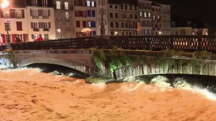 La nuit a été longue dans le&nbsp;Sud-Ouest, notamment à Bayonne&nbsp;(Pyrénées-Atlantiques).&nbsp;Après des inondations record, la décrue s’amorce.&nbsp;Une cinquantaine de personnes a dû être évacuée vendredi 10 décembre. (FRANCE 2)