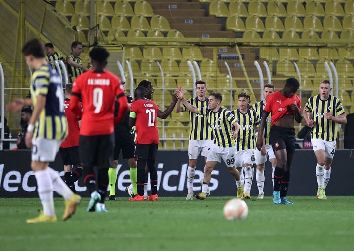 The draw conceded by the Rennais to Fenerbahçe (3-3), Thursday, October 27, forces the Bretons to fight until the last day for first place in group B of the Europa League.  (ALI ATMACA / ANADOLU AGENCY via AFP)