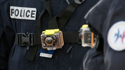 Un policier équipé d'une caméra-piéton, le 2 mars 2016, à Calais (Pas-de-Calais). (DENIS CHARLET / AFP)