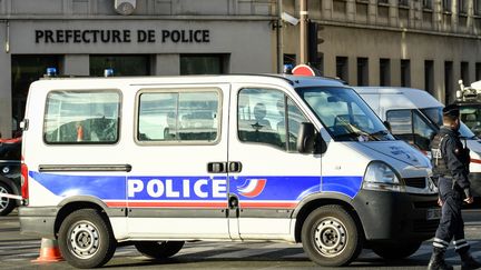 Des policiers près d'un bâtiment de la préfecture de police de Paris, le 3 octobre 2019.&nbsp; (BERTRAND GUAY / AFP)