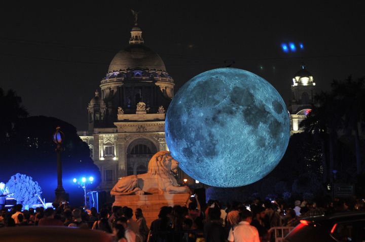 "Museum of the Moon" de Luke Jerram, Kolkata city, Inde, février 2018
 (DEBAJYOTI CHAKRABORTY / NURPHOTO)