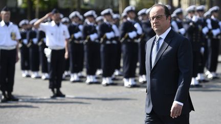 Le président François Hollande célèbre le 71e anniversaire de la victoire des alliés sur l'Allemagne nazie, le 8 mai 2016 à Paris. (LIONEL BONAVENTURE / AFP)