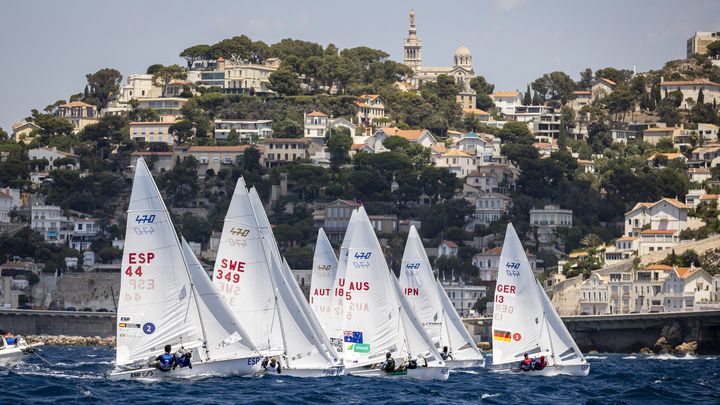 Les dériveurs lors du test event réalisé sur le plan d'eau de Marseille, le 15 juillet 2023. (AGENCE KMSP / AFP)