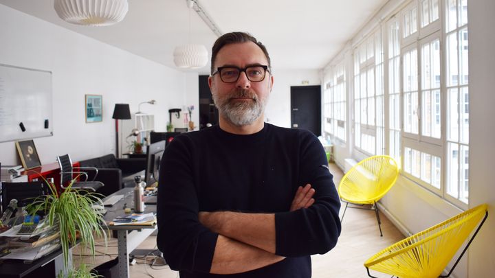 Thierry Langlois,&nbsp;gérant de la société&nbsp;de production de concerts Uni-T, dans ses bureaux à Paris,&nbsp;le 2 février 2021. (PAULINE PENNANEC'H / RADIO FRANCE)